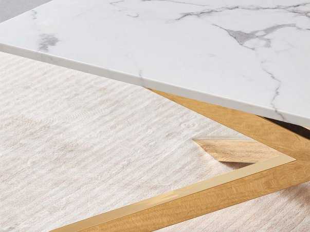 Table basse FONDY marbre pied doré. disponible en stock . Livraison gratuite sous 5 jours France entière.